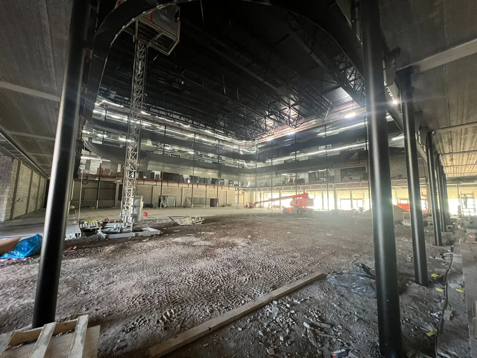 Groot commercieel gebouw in aanbouw met ventilatiekanalen en staalconstructie